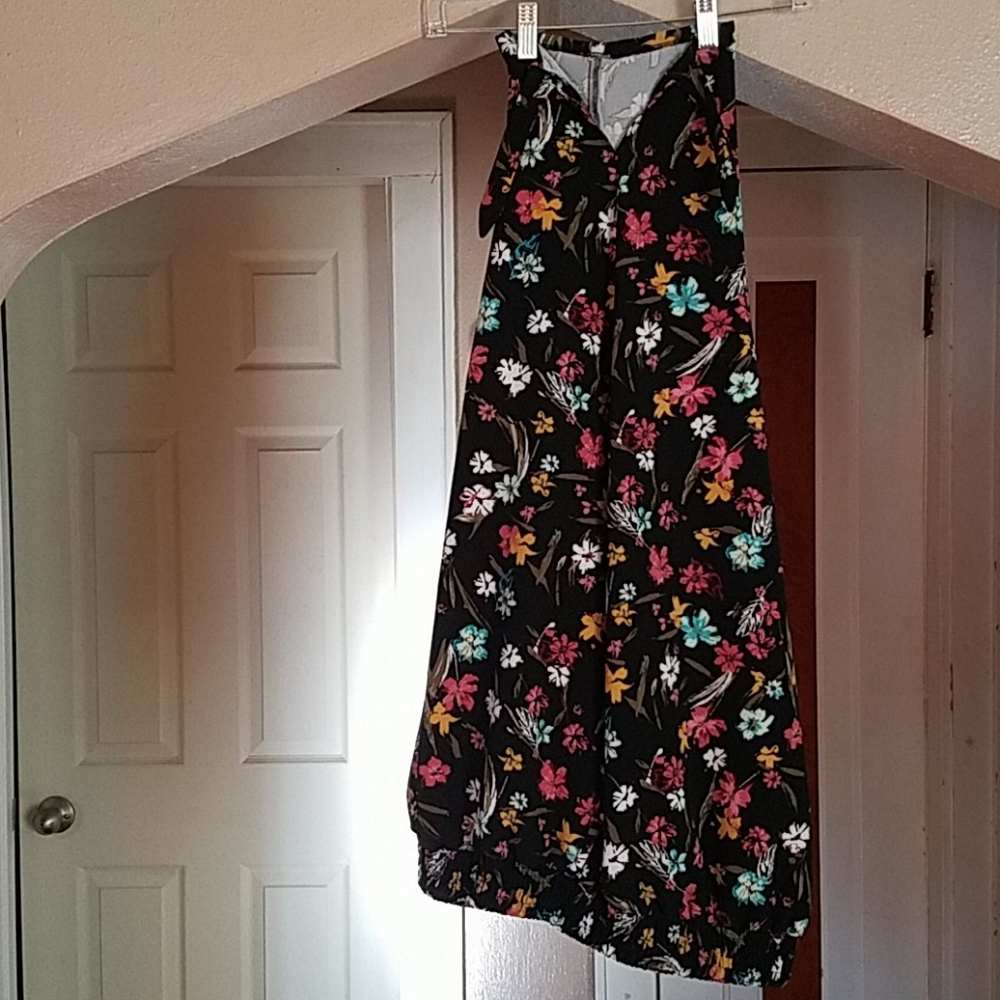 Flowered black crop pants with ties at leg bottoms